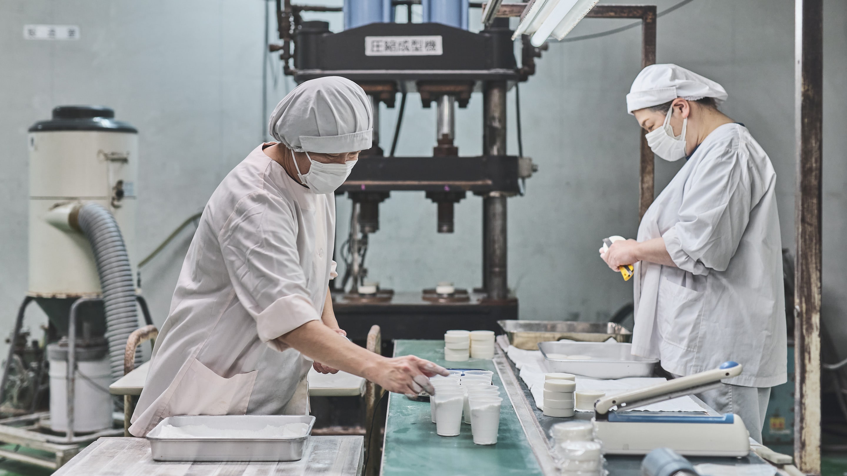 工場での生産風景