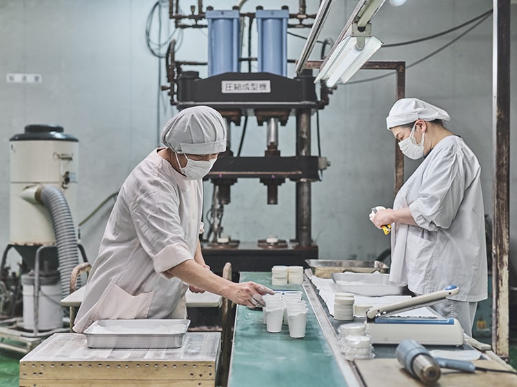 工場での生産風景