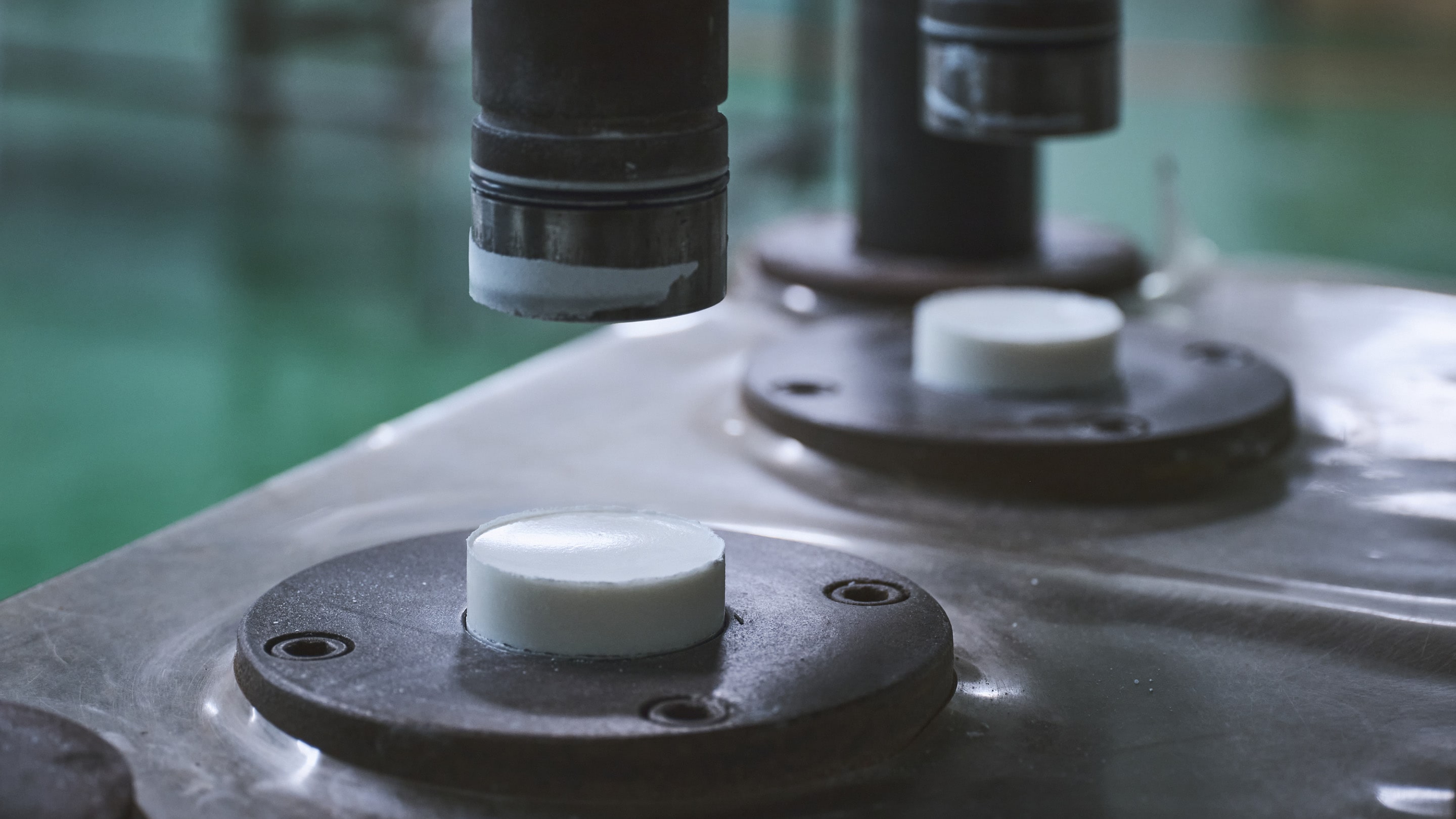 専用の成型機で固められた石鹸