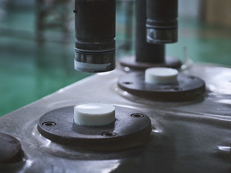 専用の成型機で固められた石鹸